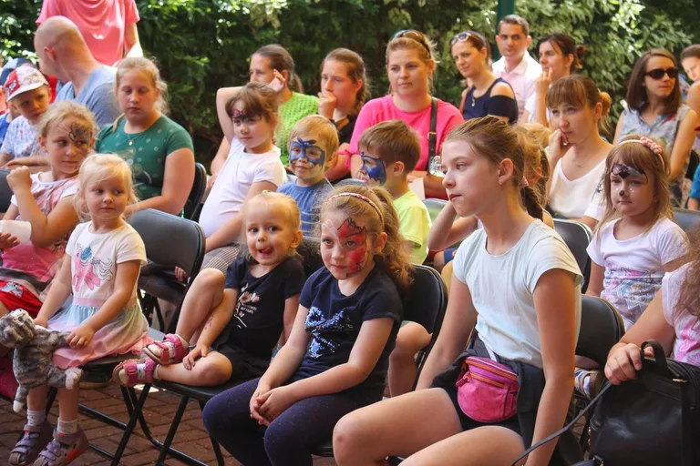 "Siedmiomilowe buty" na letniej scenie biblioteki (zdjęcia)
