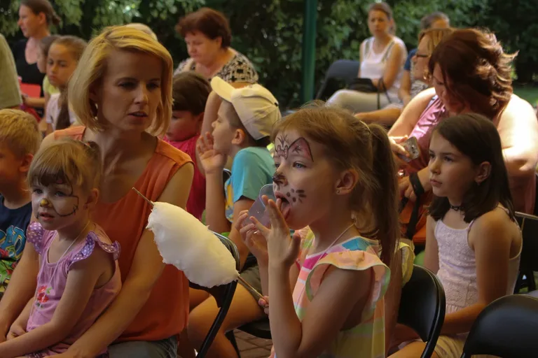 "Siedmiomilowe buty" na letniej scenie biblioteki (zdjęcia)