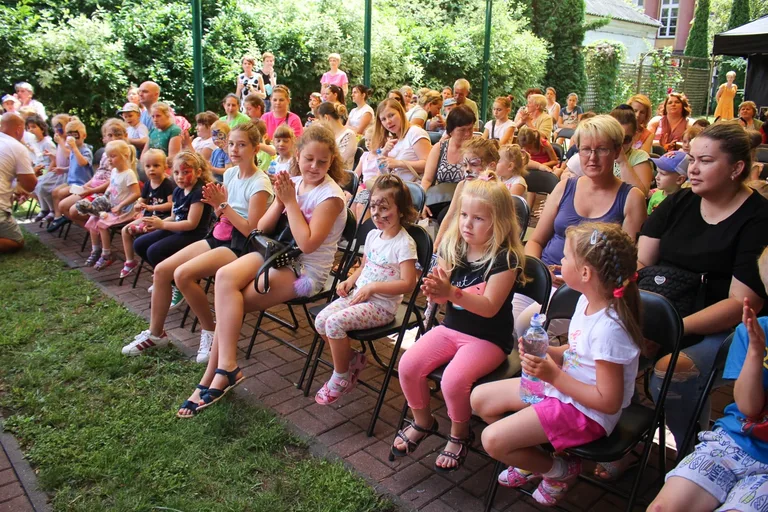 "Siedmiomilowe buty" na letniej scenie biblioteki (zdjęcia)