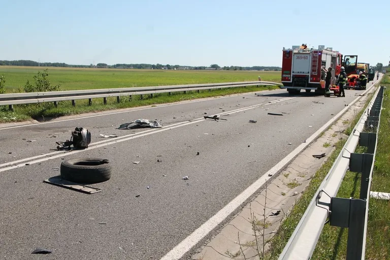 Groźny wypadek z udziałem kierowcy z powiatu ostrowskiego (zdjęcia)