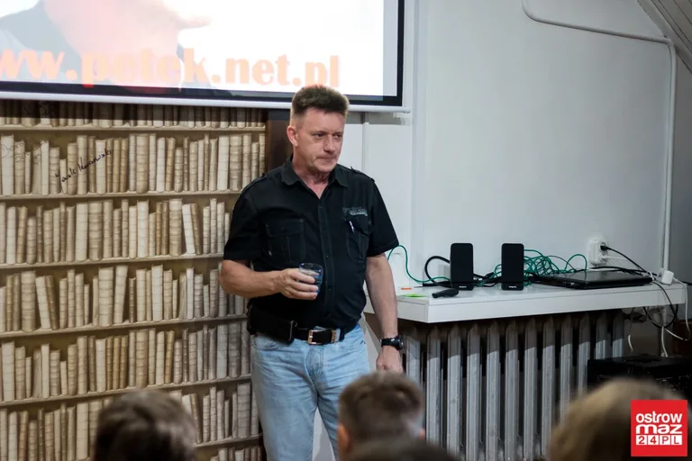 Noc detektywów w ostrowskiej czytelni (zdjęcia, wideo)