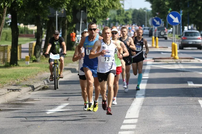 Półmaraton Kurpiowski za nami. Dąbrowski zwycięża, Gawkowski dwudziesty (zdjęcia, wideo)