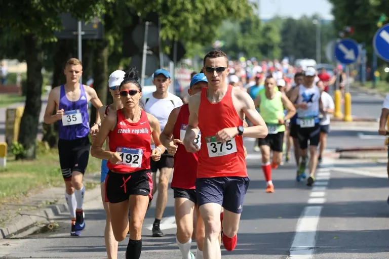 Półmaraton Kurpiowski za nami. Dąbrowski zwycięża, Gawkowski dwudziesty (zdjęcia, wideo)