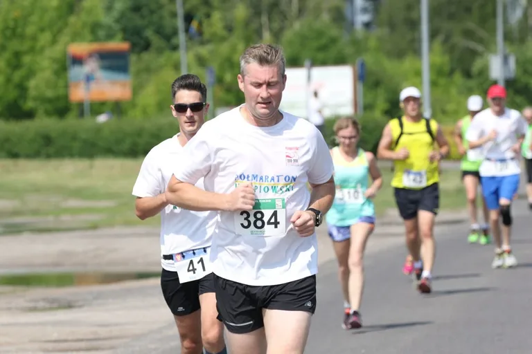 Półmaraton Kurpiowski za nami. Dąbrowski zwycięża, Gawkowski dwudziesty (zdjęcia, wideo)