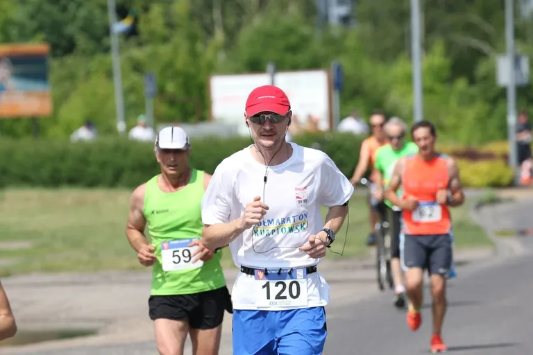 Półmaraton Kurpiowski za nami. Dąbrowski zwycięża, Gawkowski dwudziesty (zdjęcia, wideo)