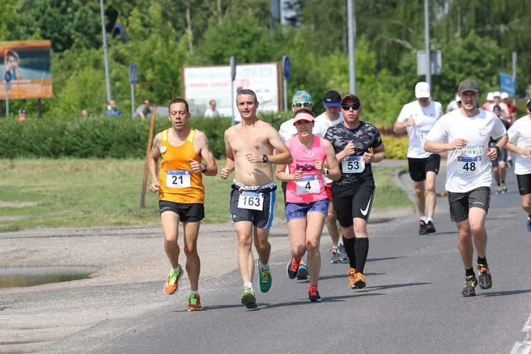 Półmaraton Kurpiowski za nami. Dąbrowski zwycięża, Gawkowski dwudziesty (zdjęcia, wideo)