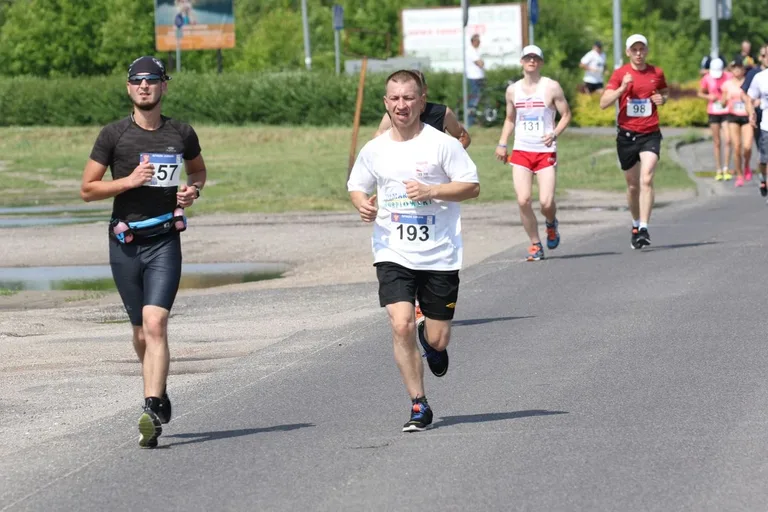 Półmaraton Kurpiowski za nami. Dąbrowski zwycięża, Gawkowski dwudziesty (zdjęcia, wideo)