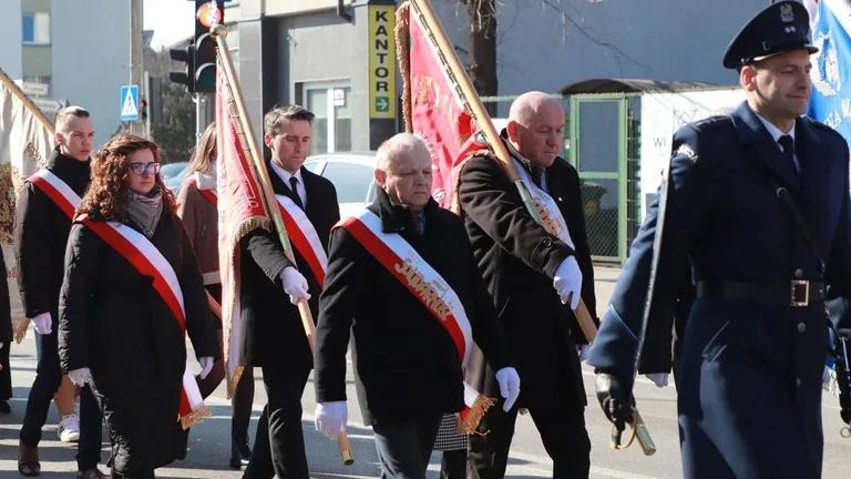 Obchody Narodowego Dnia Pamięci Żołnierzy Wyklętych w Ostrowi Mazowieckiej. Bieg, msza i hołd bohaterom (zdjęcia)
