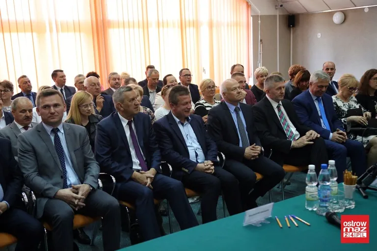Umowy na dofinansowanie dróg w powiecie ostrowskim podpisane (zdjęcia)