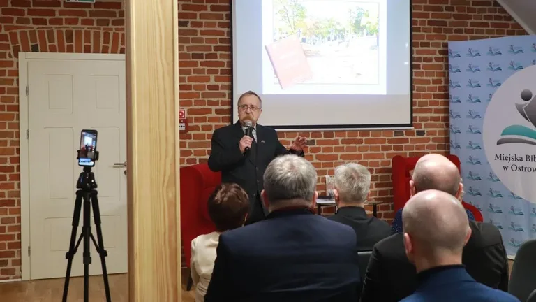 "Dobrze dla Ostrowi zasłużeni". Wieczór wspomnień w miejskiej bibliotece (zdjęcia)