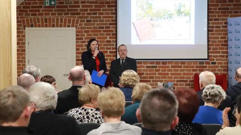 "Dobrze dla Ostrowi zasłużeni". Wieczór wspomnień w miejskiej bibliotece (zdjęcia)