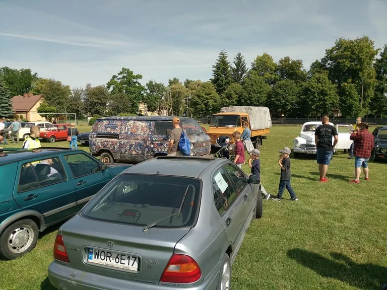 Zlot pojazdów klasycznych i zabytkowych w "Rubinku" (zdjęcia)
