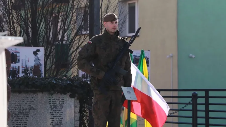 Obchody Narodowego Dnia Pamięci Żołnierzy Wyklętych w Ostrowi Mazowieckiej. Bieg, msza i hołd bohaterom (zdjęcia)