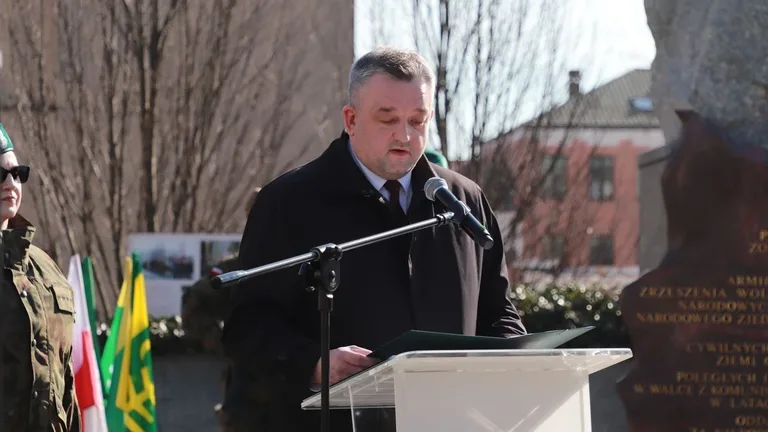 Obchody Narodowego Dnia Pamięci Żołnierzy Wyklętych w Ostrowi Mazowieckiej. Bieg, msza i hołd bohaterom (zdjęcia)