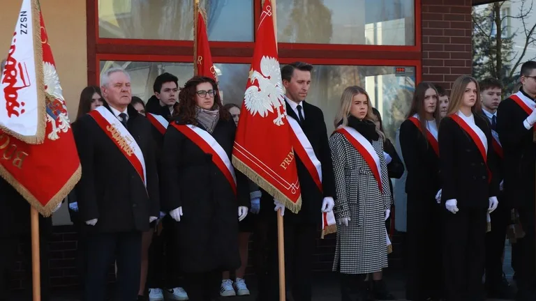 Obchody Narodowego Dnia Pamięci Żołnierzy Wyklętych w Ostrowi Mazowieckiej. Bieg, msza i hołd bohaterom (zdjęcia)