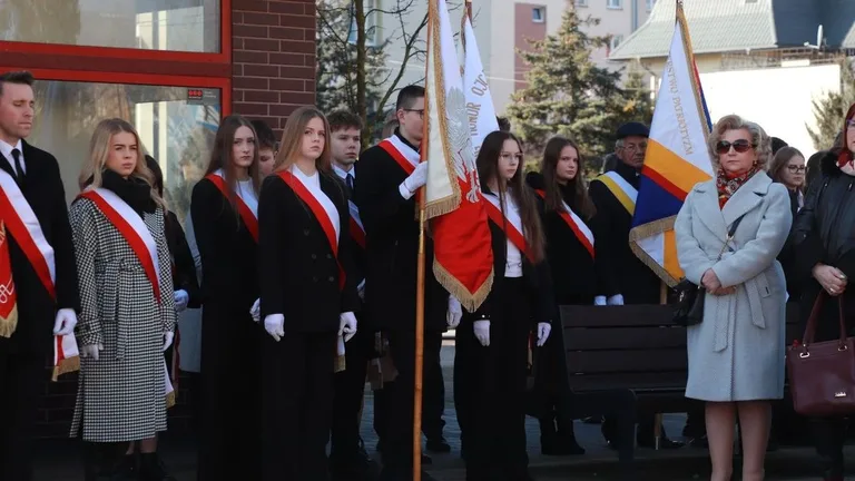 Obchody Narodowego Dnia Pamięci Żołnierzy Wyklętych w Ostrowi Mazowieckiej. Bieg, msza i hołd bohaterom (zdjęcia)