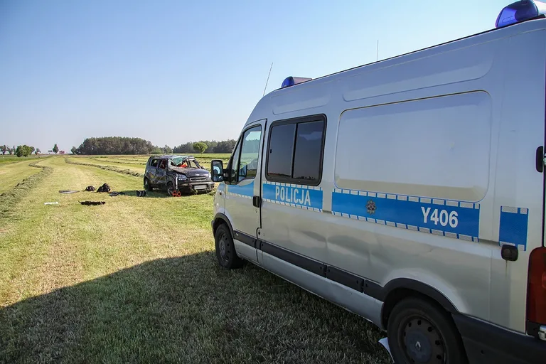 Dachowanie na trasie Ostrów Mazowiecka - Łomża (zdjęcia)