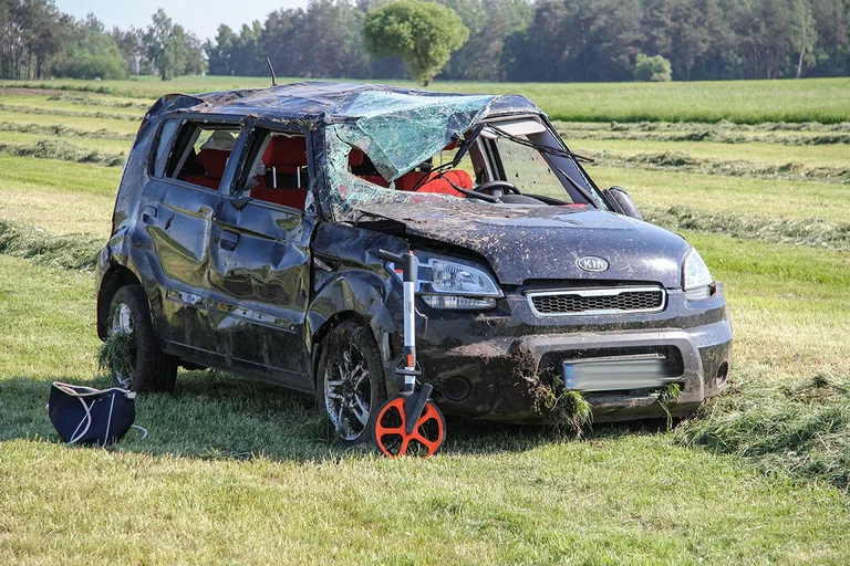 Dachowanie na trasie Ostrów Mazowiecka - Łomża (zdjęcia)