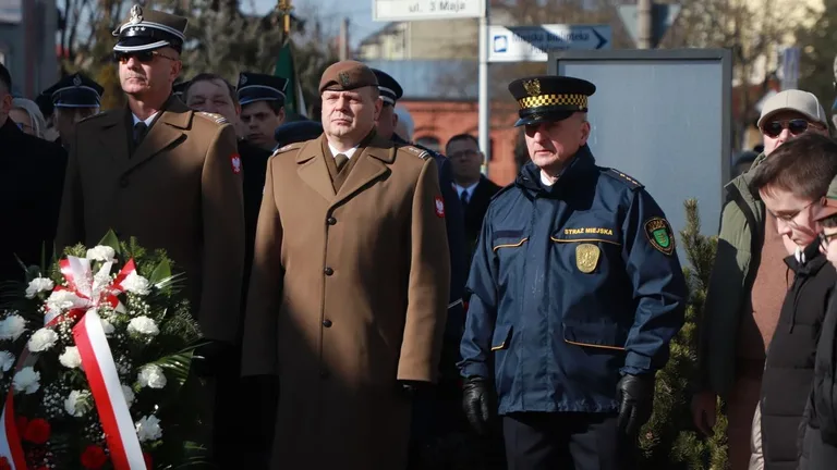 Obchody Narodowego Dnia Pamięci Żołnierzy Wyklętych w Ostrowi Mazowieckiej. Bieg, msza i hołd bohaterom (zdjęcia)