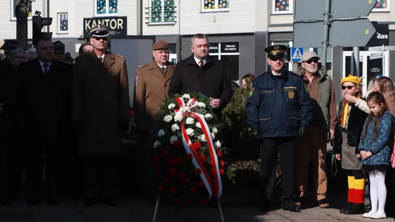 Obchody Narodowego Dnia Pamięci Żołnierzy Wyklętych w Ostrowi Mazowieckiej. Bieg, msza i hołd bohaterom (zdjęcia)