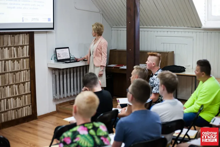 Warsztaty dla gimnazjalistów w ostrowskiej bibliotece (zdjęcia, wideo)