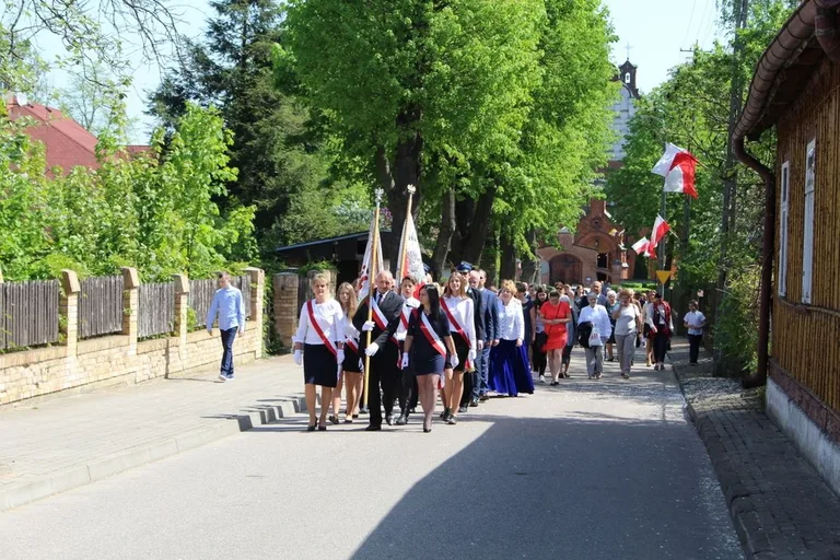 Brok na biało-czerwono (zdjęcia)