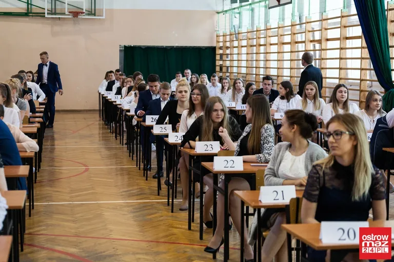 Abiturienci "Rubinka" zdają egzamin z języka polskiego (zdjęcia)