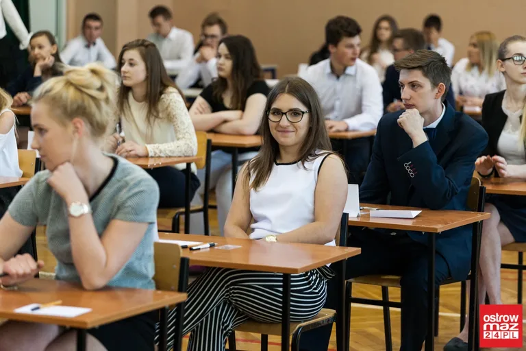 Abiturienci "Rubinka" zdają egzamin z języka polskiego (zdjęcia)