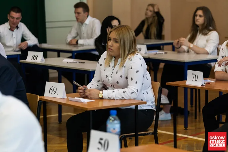 Abiturienci "Rubinka" zdają egzamin z języka polskiego (zdjęcia)