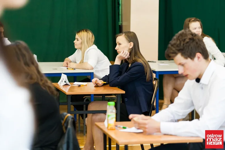 Abiturienci "Rubinka" zdają egzamin z języka polskiego (zdjęcia)