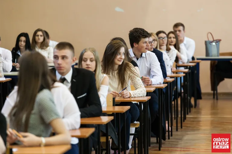 Abiturienci "Rubinka" zdają egzamin z języka polskiego (zdjęcia)