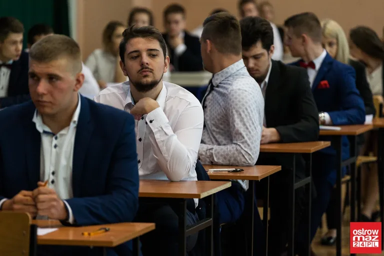 Abiturienci "Rubinka" zdają egzamin z języka polskiego (zdjęcia)