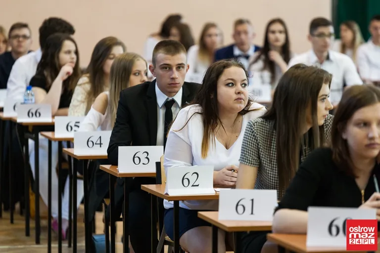 Abiturienci "Rubinka" zdają egzamin z języka polskiego (zdjęcia)