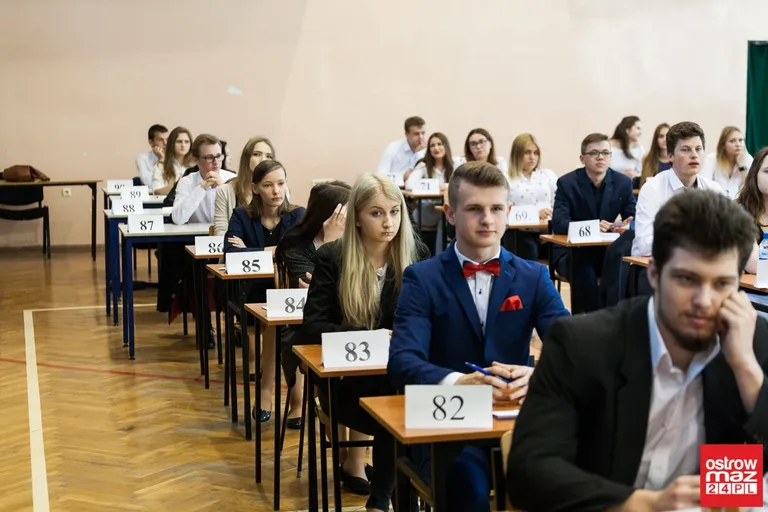 Abiturienci "Rubinka" zdają egzamin z języka polskiego (zdjęcia)