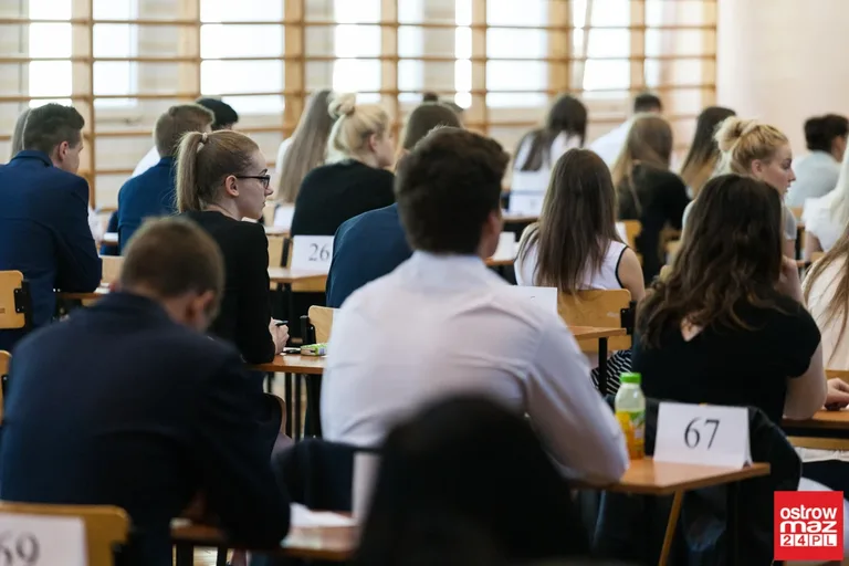 Abiturienci "Rubinka" zdają egzamin z języka polskiego (zdjęcia)
