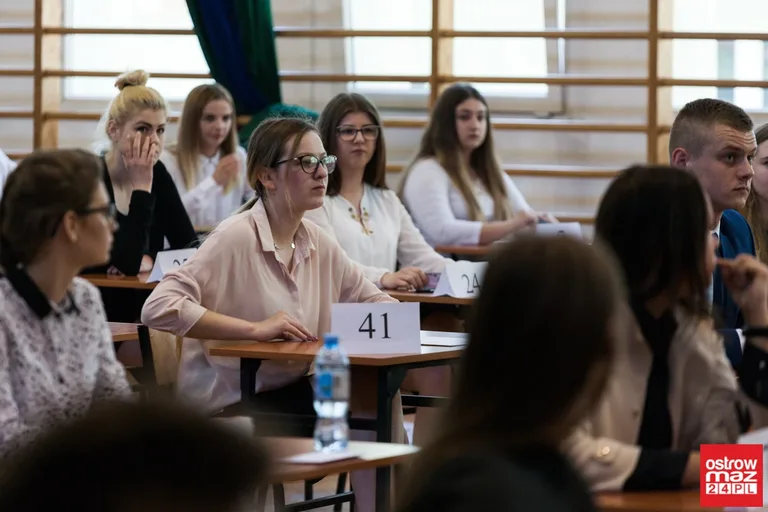 Abiturienci "Rubinka" zdają egzamin z języka polskiego (zdjęcia)