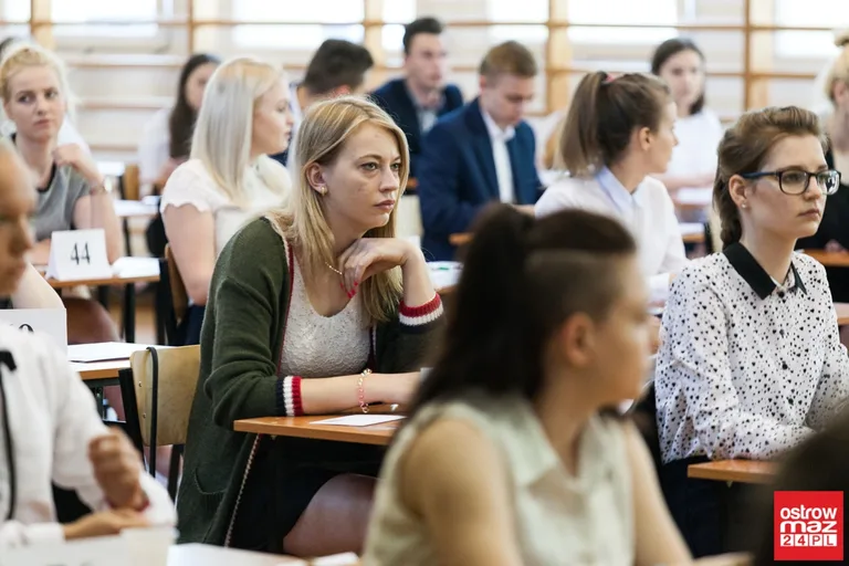 Abiturienci "Rubinka" zdają egzamin z języka polskiego (zdjęcia)