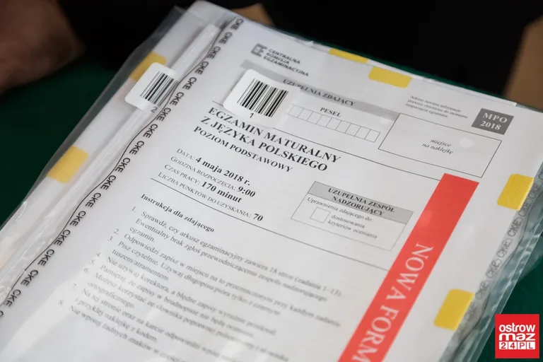 Maturzyści "Ekonomika" mierzą się z językiem polskim (zdjęcia)