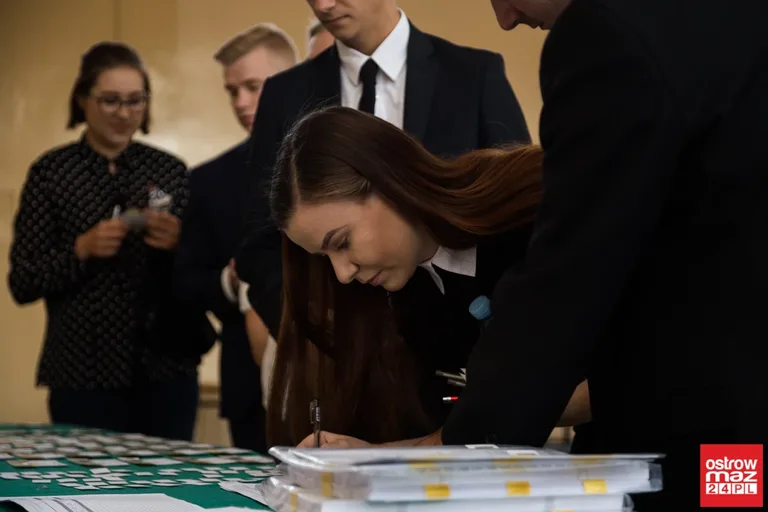 Maturzyści "Ekonomika" mierzą się z językiem polskim (zdjęcia)