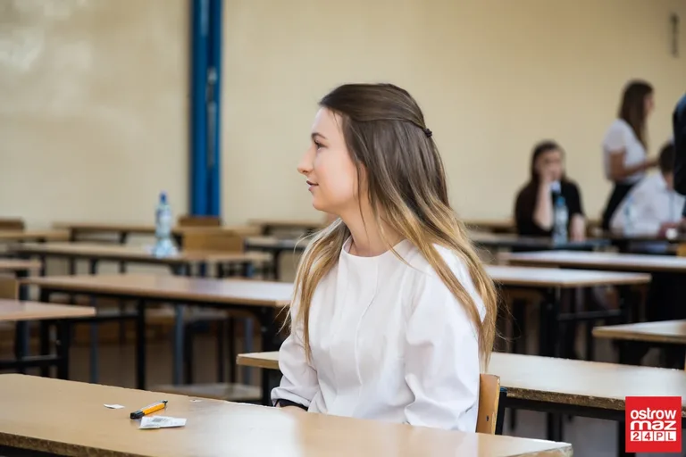 Maturzyści "Ekonomika" mierzą się z językiem polskim (zdjęcia)