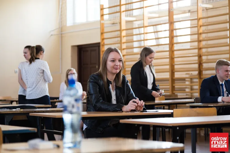 Maturzyści "Ekonomika" mierzą się z językiem polskim (zdjęcia)