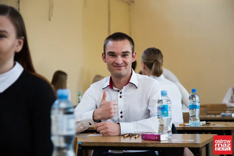 Maturzyści "Ekonomika" mierzą się z językiem polskim (zdjęcia)