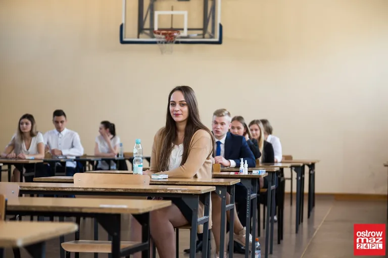 Maturzyści "Ekonomika" mierzą się z językiem polskim (zdjęcia)