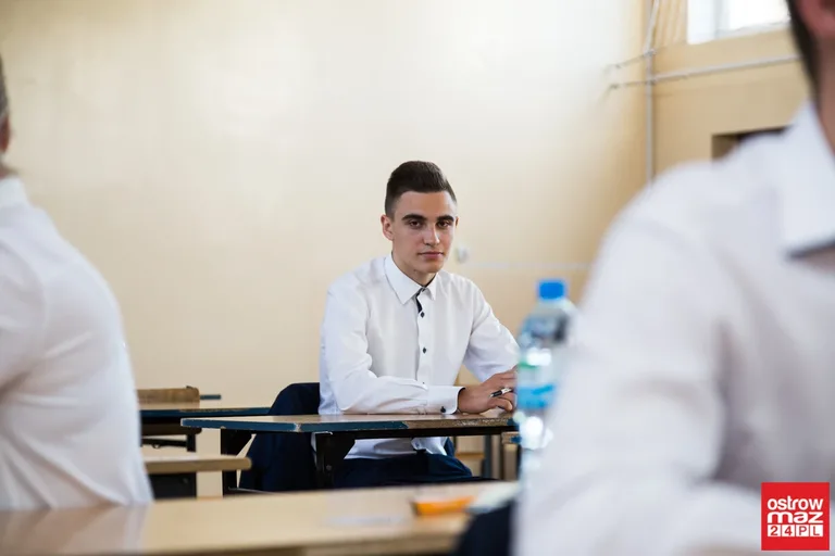 Maturzyści "Ekonomika" mierzą się z językiem polskim (zdjęcia)