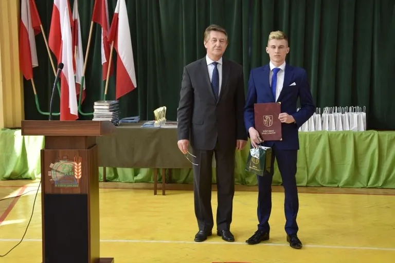 Maturzyści lubiejewskiej placówki opuścili szkolne mury (zdjęcia)