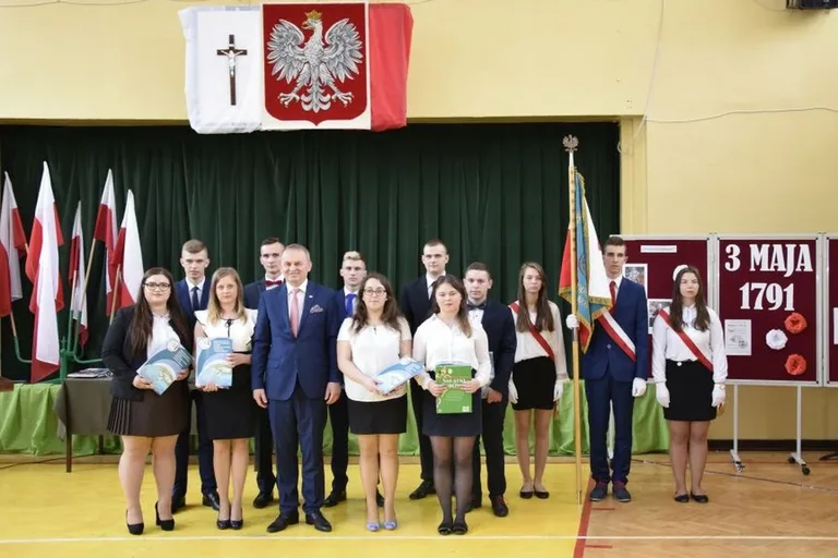Maturzyści lubiejewskiej placówki opuścili szkolne mury (zdjęcia)