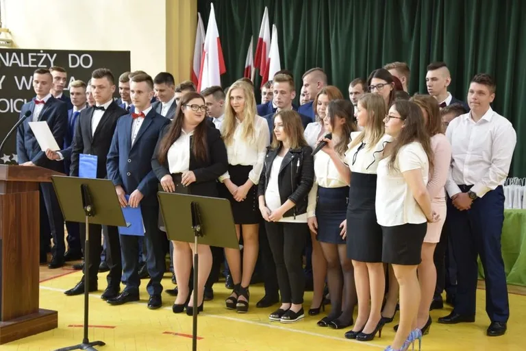 Maturzyści lubiejewskiej placówki opuścili szkolne mury (zdjęcia)