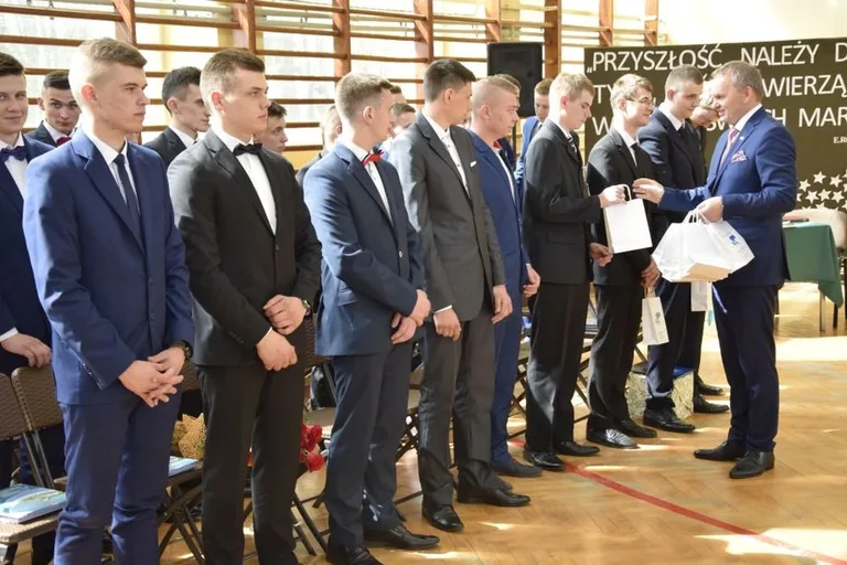 Maturzyści lubiejewskiej placówki opuścili szkolne mury (zdjęcia)