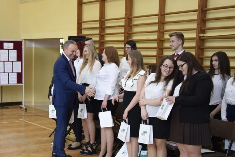 Maturzyści lubiejewskiej placówki opuścili szkolne mury (zdjęcia)