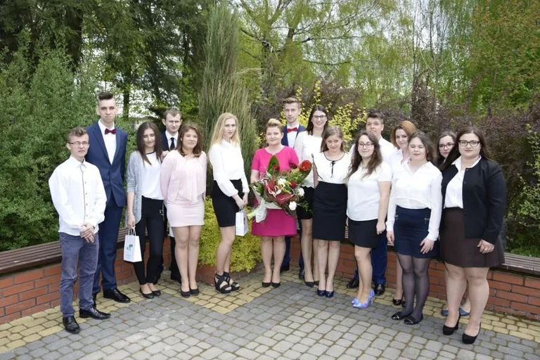 Maturzyści lubiejewskiej placówki opuścili szkolne mury (zdjęcia)
